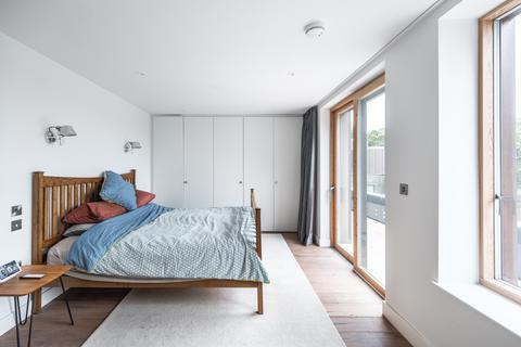 25, Blackburn House Prodigal Square, London, E8 1FW