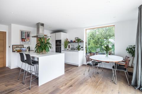 25, Blackburn House Prodigal Square, London, E8 1FW