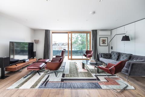 25, Blackburn House Prodigal Square, London, E8 1FW