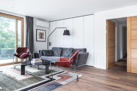 25, Blackburn House Prodigal Square, London, E8 1FW