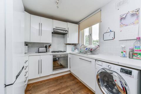 2 bedroom flat to rent, Gauden Road, Clapham North, London, SW4