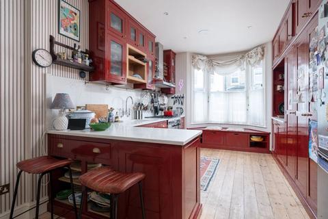 5 bedroom terraced house to rent, Gayford Road W12