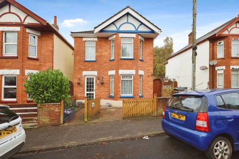 3 bedroom detached house to rent, Ripon Road, Bournemouth BH9