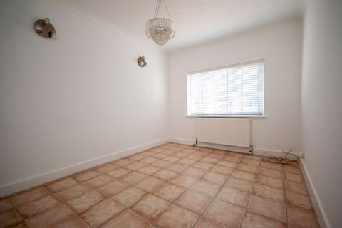 4 bedroom detached bungalow to rent, Pound Lane, Basildon SS13