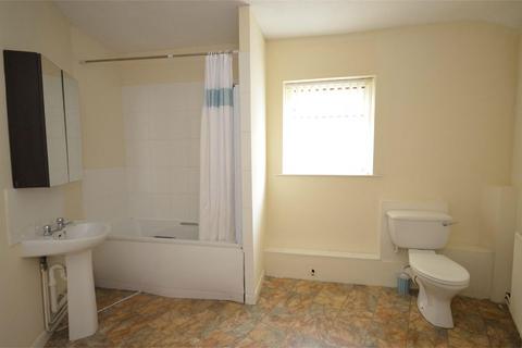 2 bedroom flat to rent, High Street, Raunds