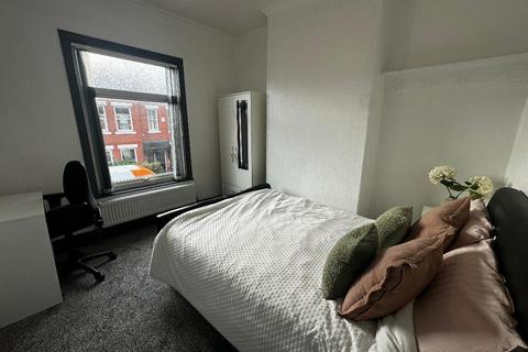 4 bedroom terraced house to rent, Monica Grove, Manchester, M19 2BN