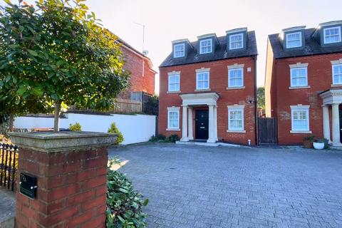 4 bedroom detached house to rent, Dunstable Road, Caddington, LU1 4AL