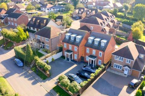 4 bedroom detached house to rent, Dunstable Road, Caddington, LU1 4AL