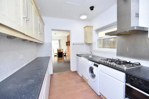 4 bedroom semi-detached house to rent, Kingston Road, Staines-Upon-Thames TW18