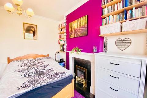 3 bedroom flat to rent, Burges Road, London, E6