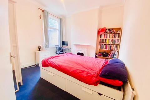 3 bedroom flat to rent, Burges Road, London, E6