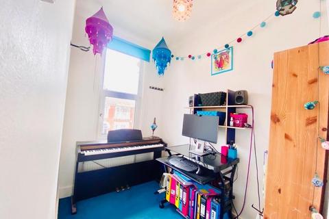 3 bedroom flat to rent, Burges Road, London, E6