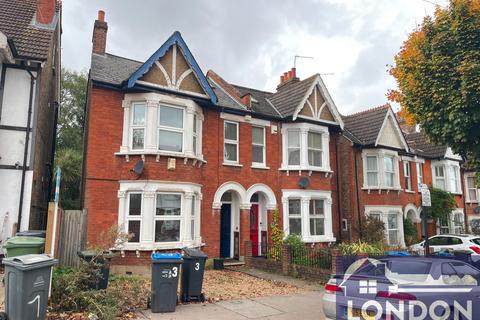 3 bedroom semi-detached house to rent, Chisholm Road, Croydon CR0