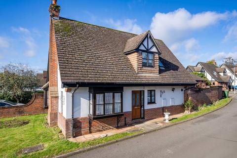 3 bedroom detached house for sale, Turnberry Drive, St. Albans AL2