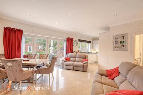 46 Randall Drive, Hornchurch, RM12 6TA