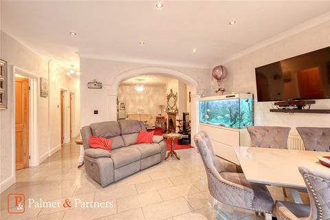 46 Randall Drive, Hornchurch, RM12 6TA