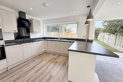 4 bedroom detached house for sale, Ferndown