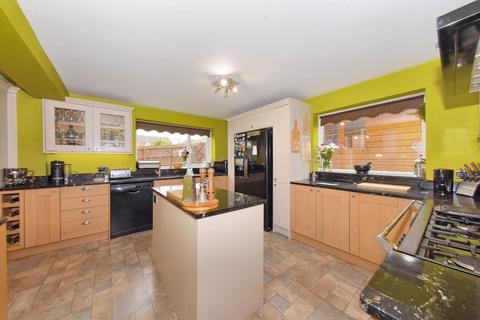 4 bedroom semi-detached house for sale, Highfield View, Gildersome, Leeds