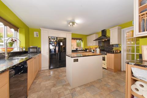 4 bedroom semi-detached house for sale, Highfield View, Gildersome, Leeds