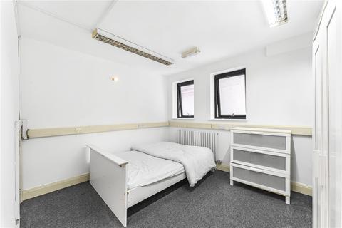 Studio to rent, Risborough Street, London, SE1