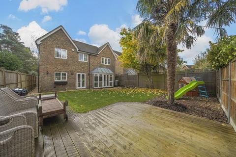 4 bedroom detached house for sale, Dexter Close, Kennington