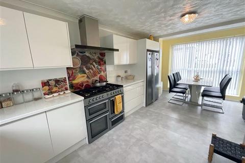 4 bedroom end of terrace house for sale, Eastcroft Way, Westfield, Sheffield, S20 8JN