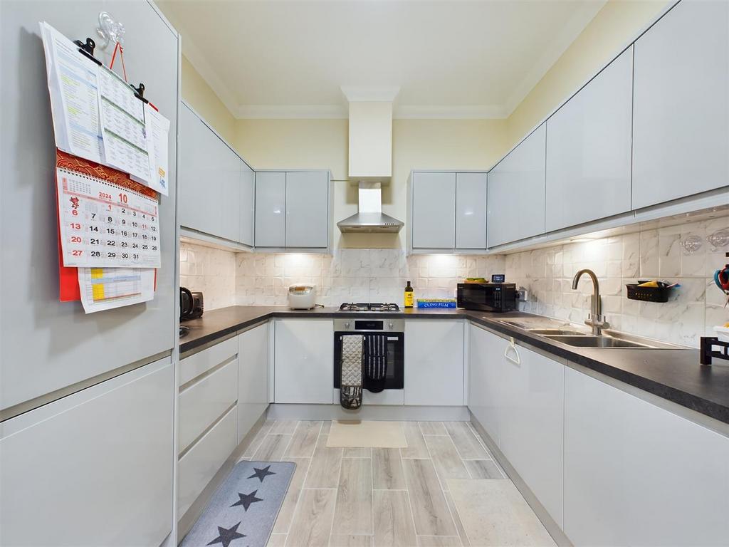 Gawton Crescent, Coulsdon CR5 2 bed flat for sale £315,000