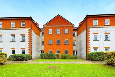 2 bedroom flat for sale, Gawton Crescent, Coulsdon CR5