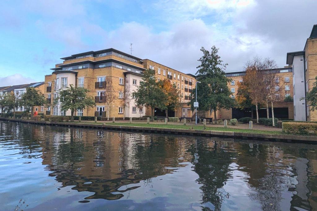 Ovaltine Court, Kings Langley 2 bed apartment for sale £280,000