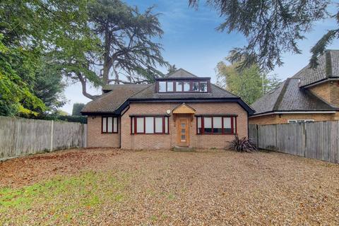 4 bedroom detached house to rent, Newlands Close, Edgware, HA8