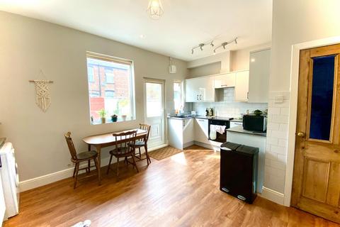 3 bedroom terraced house to rent, Hartley Road, Manchester M21