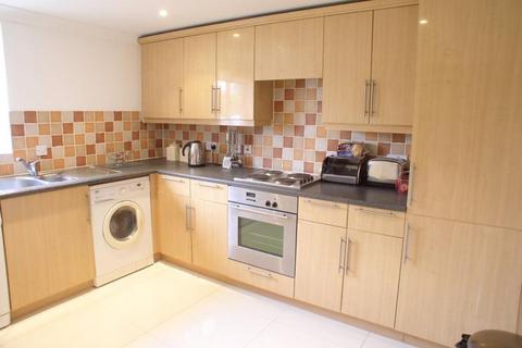 2 bedroom flat to rent, Montpellier Court, Russell Road, Walton on Thames