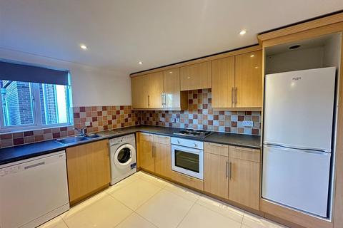 2 bedroom flat to rent, Montpellier Court, Russell Road, Walton on Thames