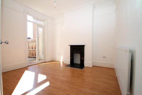 4 bedroom terraced house to rent, Pelham Road, Gravesend, DA11