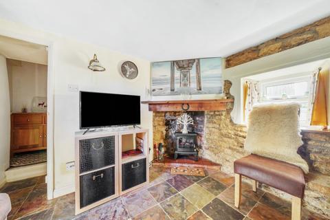 1 bedroom character property for sale, High Street, Fulbeck, Grantham, Lincolnshire, NG32