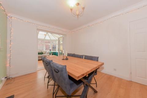 3 bedroom detached house for sale, Cross Street, Ossett