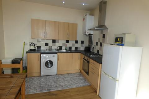 2 bedroom flat to rent, Shields Road, Byker