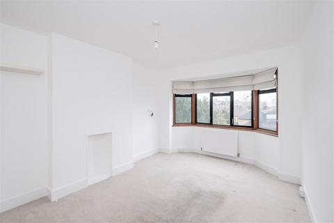 2 bedroom flat to rent, York Crescent, Loughton