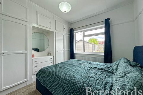 18 Chiltern Gardens, Hornchurch, RM12 4SQ