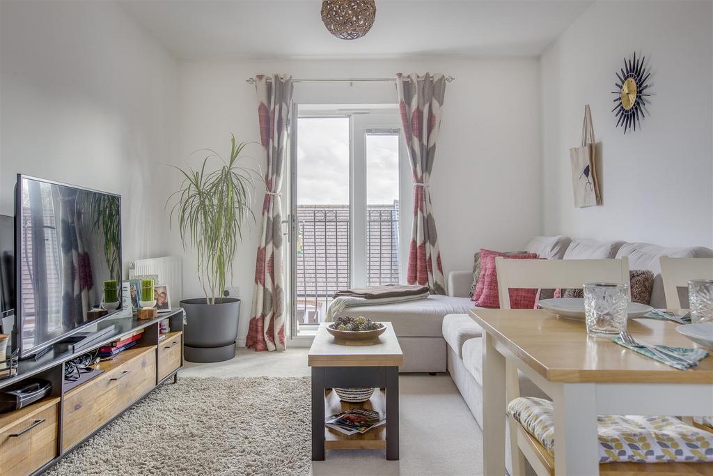 69 Chaundler Drive, HP19 9 DP-9.jpg