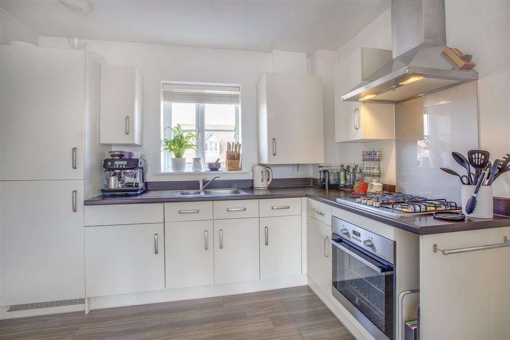 69 Chaundler Drive, HP19 9 DP-4.jpg