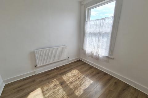 2 bedroom flat to rent, Westbury Road, Ilford, Essex, IG1