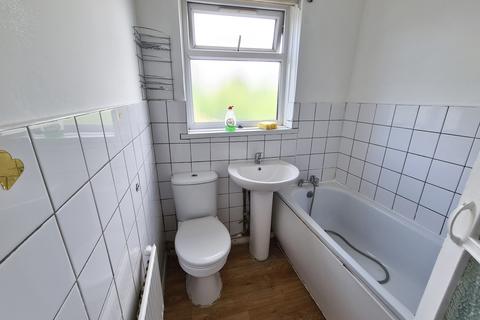 2 bedroom flat to rent, Westbury Road, Ilford, Essex, IG1