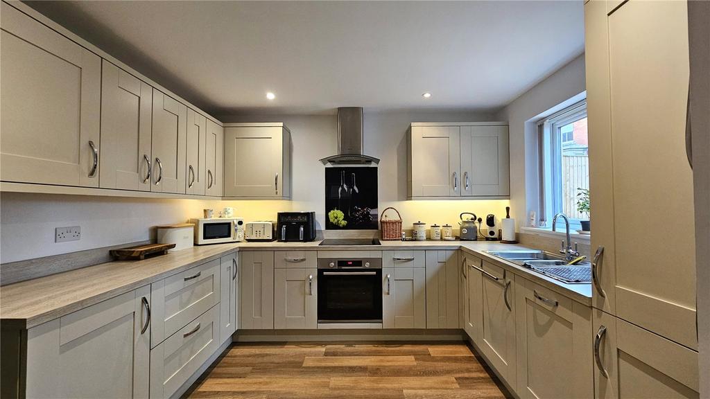Bourton, Gillingham, Dorset, SP8 3 bed detached house for sale £365,000