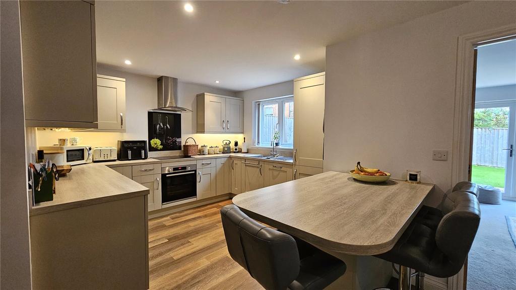 Bourton, Gillingham, Dorset, SP8 3 bed detached house for sale £365,000