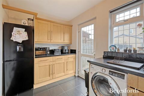 17 Juniper Way, Romford, RM3 0XL