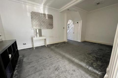 4 bedroom house to rent, Reigate Road, Ilford