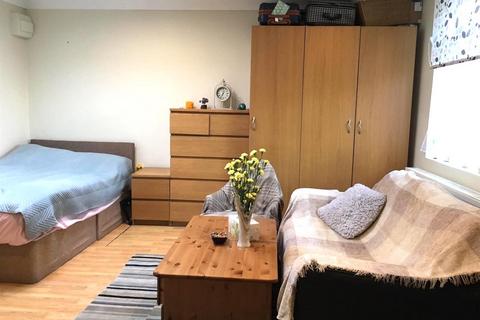 Studio to rent, Whitton Road, Hounslow TW3