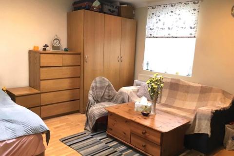 Studio to rent, Whitton Road, Hounslow TW3