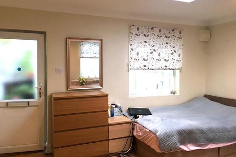 Studio to rent, Whitton Road, Hounslow TW3